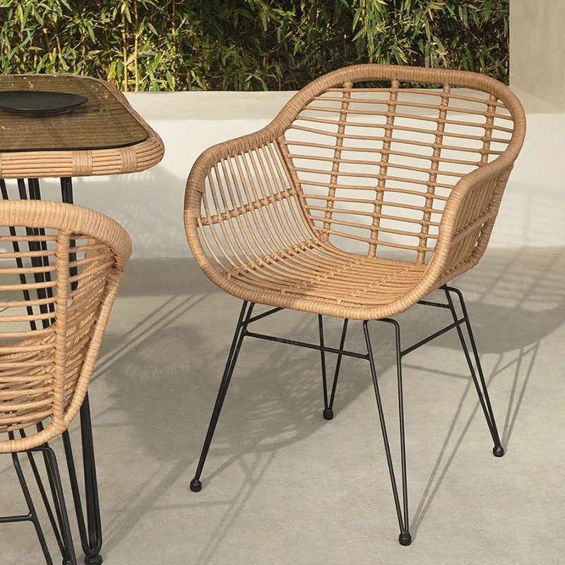 Outdoor Furniture Rh - MOMO インス ラタン製 屋外バルコニー3点セット 鉄製編みレジャーチェアと無垢材テーブル 家庭用中庭向け