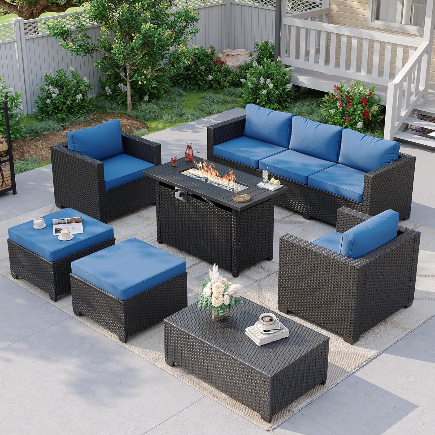 Outdoor Furniture With Fire Pit - ネイビーブルーの屋外用セクショナルソファ（ファイヤーピットテーブルと収納付き）、7ピースの籐製パティオ家具セット（オットマンと防水カバー付き）