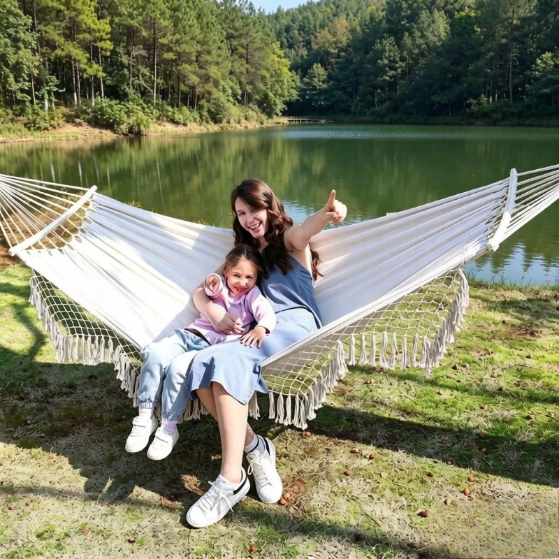 屋内屋外兼用テントスイングチェア、柔らかなドレープ生地のリラ - Outdoor Furniture Brands のレビューと価格